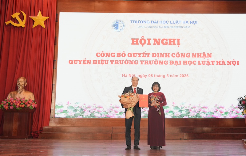 Thứ trưởng Đặng Hoàng Oanh trao Quyết định công nhận Quyền Hiệu trưởng Trường Đại học Luật Hà Nội